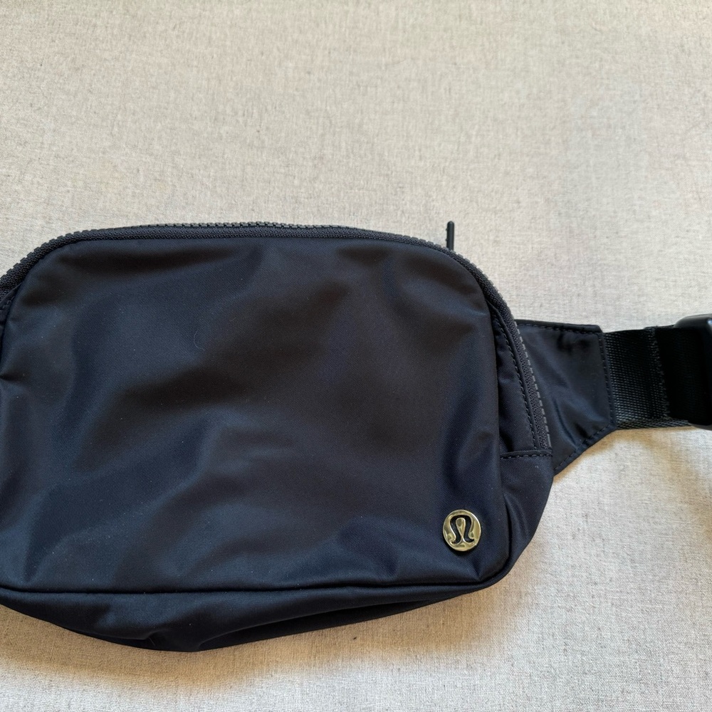 Lululemon 2L belt bag, Black & Gold